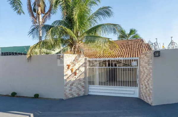 Casa com excelente localização 10 minutos do centro. Casa de 2 quartos,  01(uma) sala de TV, 01 (uma) cozinha, 01 (uma) área de serviço coberta e 01 (um) banheiros e com garagem coberta para 2 carros.  Construção: 140 m²  Terreno: 372m²