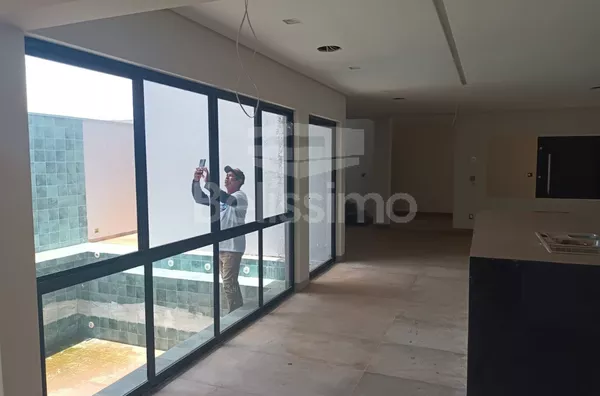 Casa com excelente localização no Condomínio Village do lago.  Casa com: 03 (Três) Quartos, sendo todos suíte, 01 (uma) Sala de TV , 01 (uma) Cozinha com área gourmet, 03 (três) Banheiros.  01 (uma) Área de serviço coberta, Garagem para 2 carros, Piscina