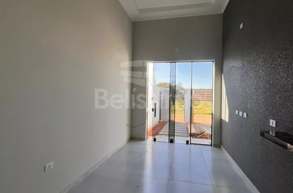 Casa com excelente localização 10 minutos do centro. Casa com 02 (dois) quartos, sendo 01 (um) suíte, 02 (dois) banheiros, 01 (uma) sala de estar, 01 (uma) cozinha, 01 (uma) lavanderia e garagem para 2 carro. 