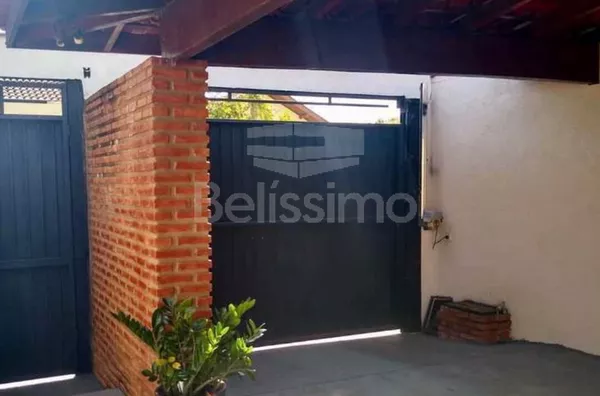 Casa com excelente localização 10 minutos do centro. Casa com 03(Três) quartos, sendo 1 suíte, 01(uma) sala de TV, 01(uma) sala de jantar, 01(uma) cozinha com planejados, 03(três) banheiros, dois com armários planejados, 01(uma) área de serviço coberta,  