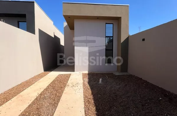 Casa com excelente localização 10 minutos do centro. Casa com 02 (dois) quartos, sendo 01 (um) suíte, 02 (dois) banheiros, 01 (uma) sala de estar, 01 (uma) cozinha, 01 (uma) lavanderia e garagem para 1 carro. 