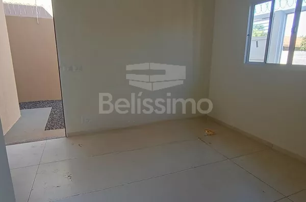 Casa com excelente localização, Jardim Alvorada. Casa com 02 (dois) quartos, sendo 01 (um) suíte, 02 (dois) banheiros, 01 (uma) sala de estar, 01 (uma) cozinha, 01 (uma) lavanderia e garagem para 2 carros.