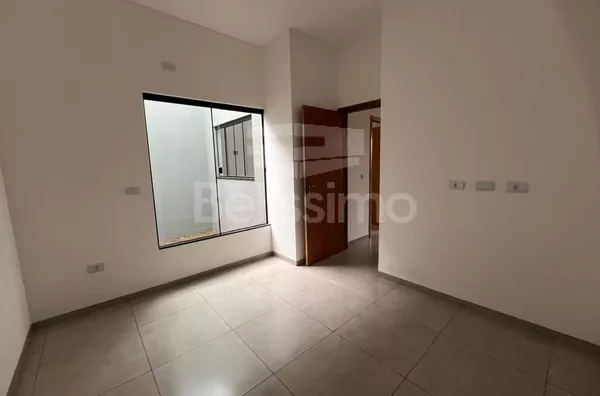 Casa com excelente localização 10 minutos do centro. Casa com 02 (dois) quartos, sendo 01 (um) suíte, 02 (dois) banheiros, 01 (uma) sala de estar, 01 (uma) cozinha, 01 (um) hall, 01 (uma) lavanderia e com garagem para 2 carro. 