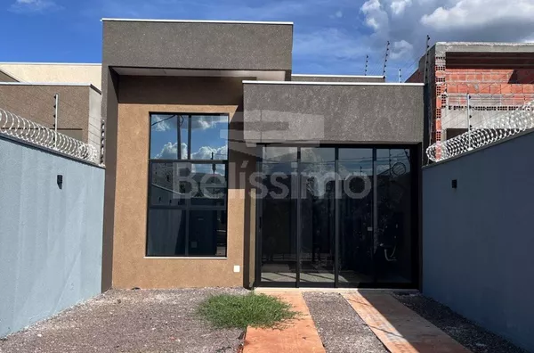 Casa com excelente localização no Bela vista da Lagoa. Casa Contendo: 03 (Três) Quartos, sendo 01 (Uma) Suíte, 01 (Uma) Sala com pé direito amplo, 01 (Uma) Cozinha, 02 (Dois) Banheiros, 01 (Uma) Área de serviço coberta, Garagem para 02 carros