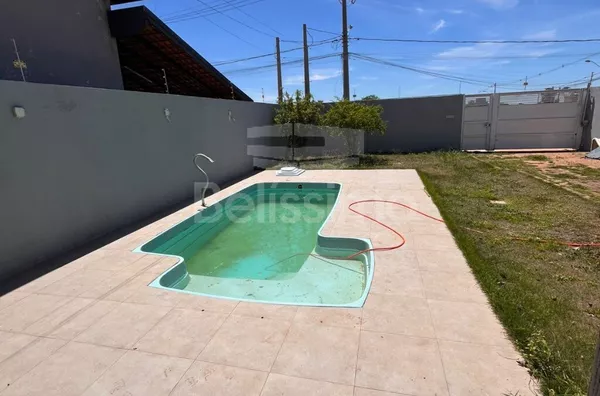 Casa localizada no bairro jardim dos Ipês IV, contendo 3 quarto(s) sendo 1 suíte, cozinha, banheiro social, lavanderia coberta, garagem para 2 carros e piscina.