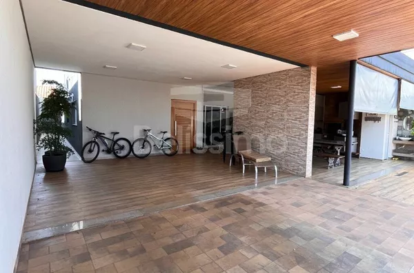 Belíssima casa de alto padrão. Casa contendo: 03 quartos, sendo uma suíte com closet, 02 banheiros, cozinha planejada, sala de TV, 01 jardim de inverno, área gourmet com planejado, lavanderia coberta e garagem p/ 3 carros.