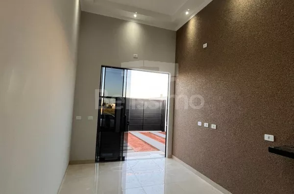 Casa com excelente localização 10 minutos do centro. Casa com 02 (dois) quartos, sendo 01 (um) suíte, 02 (dois) banheiros, 01 (uma) sala de estar, 01 (uma) cozinha, 01 (uma) lavanderia e garagem para 2 carro. 