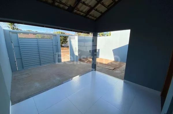 Casa com excelente localização 7 minutos do centro. Casa de 2 quartos, sendo 1 suíte, 01(uma) sala de TV, 01 (uma) cozinha, 01 (uma) área de serviço e 02 (dois) banheiros e com garagem para 2 carros. 