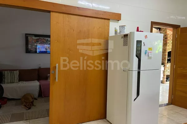 Casa com excelente localizada no Bairro Santa Luzia. Casa de 3 quartos, sendo 1 suíte, 01(uma) sala de TV, 01 (uma) cozinha, 01 (uma) área de serviço coberta, 02 (dois) banheiros com box e garagem para 2 carros.