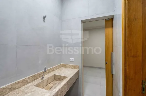 Linda Casa no condomínio Costa Leste, Casa com 03(três) quartos, sendo 1 suíte + 2(duas) Demi-suítes, 01(uma) sala com pé direito alto, com acabamento sanca de gesso, 01 (uma) cozinha com balcão em formato de ilha, 01 (uma) área de serviço coberta, 03 (tr