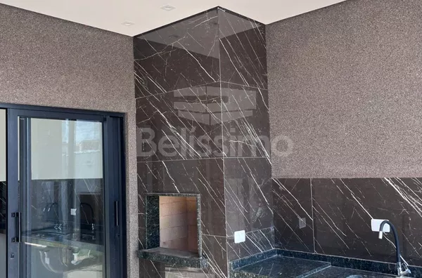 Casa com excelente localização no Bela vista da Lagoa. Casa Contendo: 03 (Três) Quartos, sendo 01 (Uma) Suíte, 01 (Uma) Sala com pé direito amplo, 01 (Uma) Cozinha, 02 (Dois) Banheiros, 01 (Uma) Área de serviço coberta, Garagem para 02 carros