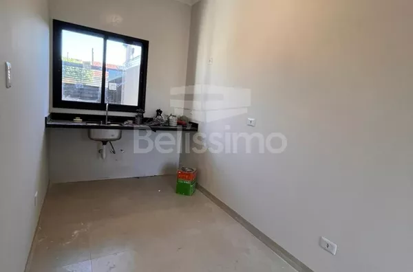 Linda casa no bairro Parque Paulista, casa bem localizada. Casa contendo, 2 (Dois) Quartos, sendo 1 (Uma) suíte, 2 (Dois) Banheiros, Sala de TV, Cozinha, Lavanderia coberta e garagem para dois carros.