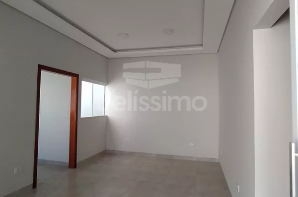 Linda Casa com excelente localização, 10 minutos do centro, Contendo 03(três) quartos, sendo uma suíte, 01(uma) sala de TV ampla,  01(uma) cozinha, 02(dois) banheiros, 01(uma) área de serviço coberta e com garagem para 2 carros.   Área Construída: 85,73m²