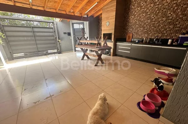 Linda casa com boa localização e placa solar de 455kw!