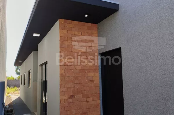 Casa com excelente localização no Vila Nova. Casa Contendo:  03 (Dois) Quartos, sendo 01 (Uma) Suíte, 01 (Uma) Sala com pé direito alto, 01 (Uma) Cozinha, 02 (Dois) Banheiros, 01 (Uma) Área de serviço coberta, Garagem para 3 carros.