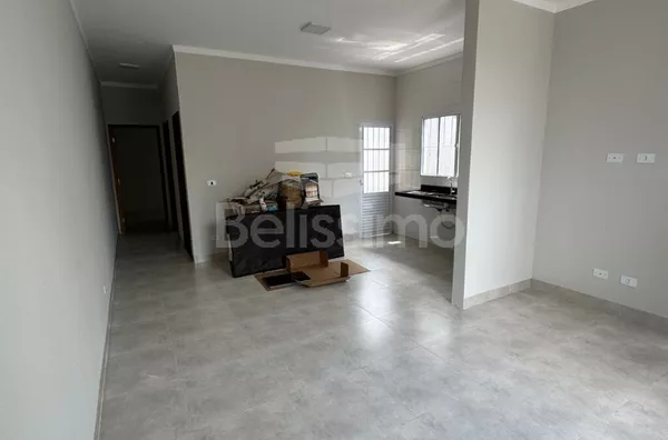 Casa localizada no bairro Mais Parque. Casa de 2 quartos sendo 1 (uma) suíte, 01(uma) sala de TV, 01 (uma) cozinha com ⁠Cooktop de 04 bocas , (02) banheiros com box, 01 (uma) área de serviço coberta e garagem para 2 carros.