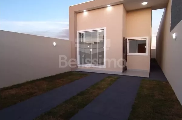 Casa com excelente localização no Mais Parque. Casa Contendo: 02 (Dois) Quartos, sendo 01 (Uma) Suíte, 01 (Uma) Sala com pé direito amplo, 01 (Uma) Cozinha, 02 (Dois) Banheiros, 01 (Uma) Área de serviço coberta, Garagem para 02 carros