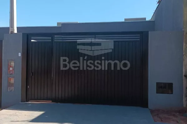 Casa bairro Ipê 1, bem localizada. Casa contendo, 2 (Dois) Quartos, sendo 1 (Uma) suíte, 2 (Dois) Banheiros, Sala de TV, Cozinha, Lavanderia e garagem para dois carros.