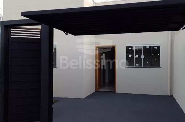 Casa localizada em Três Lagoas M/S, no bairro Setsul, Com acabamento de qualidade, contendo os seguintes cômodos: 02(dois) quartos, 01 banheiro, 01 (uma) cozinha, 01 uma) sala TV. 1(uma) lavanderia coberta, garagem  para 2 carros. Cerca Elétrica.  Constru