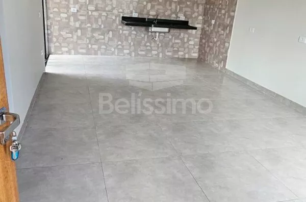 Casa localizada no bairro Ipê 5. Contendo 2 quarto(s) sendo 1 suíte, sala, cozinha, banheiro social, lavanderia coberta, garagem para 2 carros.