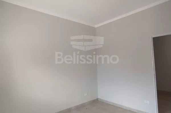 Casa á venda no Bairro Nova Três Lagoas! Contendo 03(três) quarto(s) sendo 1 suíte, 01(uma) sala de TV, 01(um)banheiro social, 01(uma) cozinha ampla, lavanderia coberta, garagem para 2 carros.  Área Construída : 90m²  Terreno: 180m²