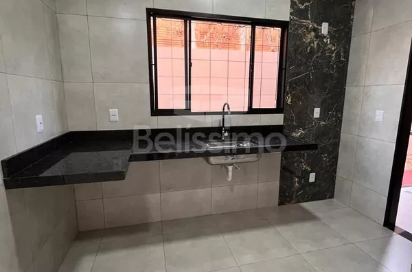 Casa com excelente localização 10 minutos do centro. Casa de 2 quartos, sendo 1 suíte, 01(uma) sala de TV com pé direito alto, 01 (uma) cozinha, 01 (uma) área de serviço coberta, 02 (dois) banheiros e com garagem coberta para 1 carro.