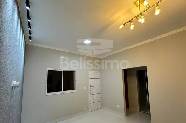 Casa localizada no Bairro Paranapungá, com 02(dois) Quartos, sendo uma suíte, 01(uma) Sala de TV, 01(jardim de inverno), 01(uma) cozinha, 02(dois) Banheiros, Lavanderia coberta, Garagem para 02 Veículos,