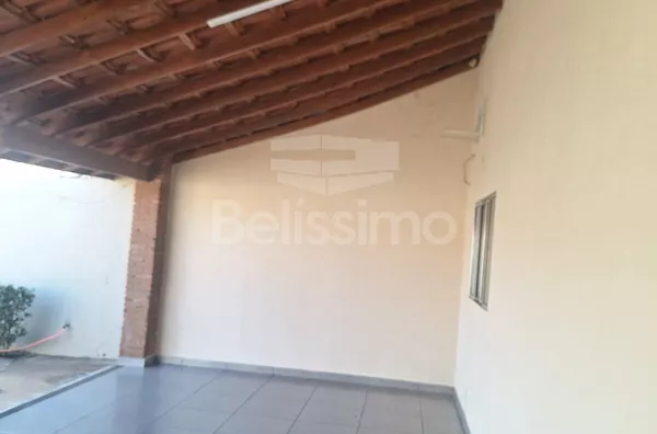Linda casa no bairro Nova Americana, casa bem localizada. Casa contendo, 2 (Dois) Quartos, sendo 1 (Uma) suíte, 2 (Dois) Banheiros, Sala de TV, Cozinha, Lavanderia coberta e garagem para dois carros.