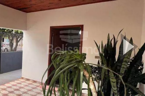 Casa bem localizada, no bairro Vila Nova. Casa contendo 03 (três) quartos, sendo 01 suíte, 02 (dois) banheiros, 02 (duas) salas, cozinha, lavanderia coberta, placa de energia solar, área gourmet e garagem para 2 carros. 