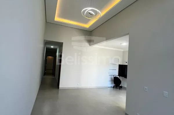Casa com excelente localização no Bela vista da Lagoa. Casa Contendo: 03 (Três) Quartos, sendo 01 (Uma) Suíte, 01 (Uma) Sala com pé direito amplo, 01 (Uma) Cozinha, 02 (Dois) Banheiros, 01 (Uma) Área de serviço coberta, Garagem para 02 carros