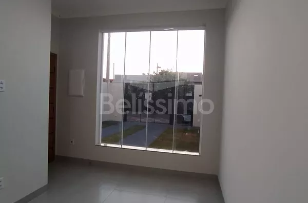 Casa com excelente localização no Mais Parque. Casa Contendo: 02 (Dois) Quartos, sendo 01 (Uma) Suíte, 01 (Uma) Sala com pé direito amplo, 01 (Uma) Cozinha, 02 (Dois) Banheiros, 01 (Uma) Área de serviço coberta, Garagem para 02 carros