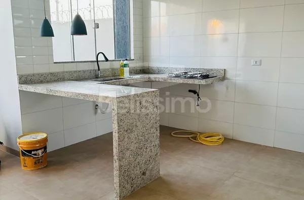 Casa localizada em Três Lagoas MS no bairro: Nova Três Lagoas , contendo os seguintes cômodos: 3(três) quartos, sendo 01 (uma) suíte, 01 (um) banheiro social,  01 (uma) cozinha, 01 (uma) sala TV com pé direito alto, 1(uma) lavanderia coberta, garagem  par