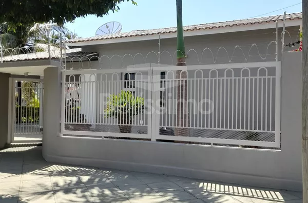 Casa com fino acabamento no Bairro Santos Dumont, excelente localização. Contendo 03(três) quartos, sendo uma suíte, 01(uma) sala, 01(uma) sala de jantar, 01(uma) cozinha ampla com planejados, 04(quatros) banheiros, espaço com área gourmet, garagem cobert