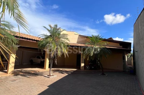 Casa completa no São Jorge com 3 quartos, suíte com closet e banheira, quintal amplo e área gourmet