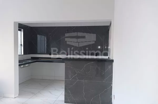 Casa localizada no Bairro Mais Parque, com 02(dois) Quartos, sendo uma suíte, 01(uma) Sala de TV, 01(uma) cozinha planejada, 02(dois)  Banheiros, Lavanderia coberta,  Garagem para 02 Veículos.