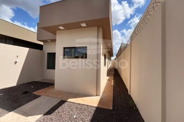 Casa com excelente localização. Casa de 2 quartos, 01(uma) sala de TV, 01 (uma) cozinha, (02) banheiros, 01 (uma) área de serviço coberta e garagem para 2 carros.