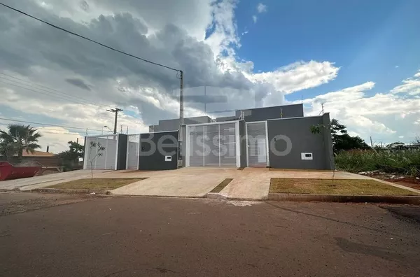 Casa com excelente localização 10 minutos do centro. Casa com 03(Três) quartos, sendo 1 suíte, 01(uma) sala de TV, 01(uma) cozinha com planejados, 02(dois) banheiros, 01(uma) área de serviço coberta, garagem para 2 carro.   Área Construída: 65m²  Área Tot