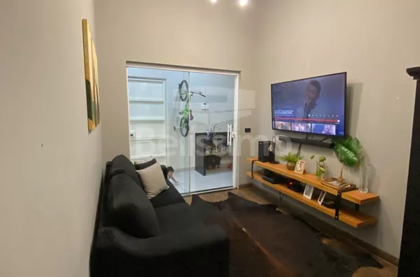 Casa com excelente localização 10 minutos do centro. Casa com 03(Três) quartos, 01(uma) sala de TV, 01(uma) cozinha com planejados, 01(um) banheiro, 01(uma) área de serviço coberta,  área gourmet  , garagem para 2 carro.