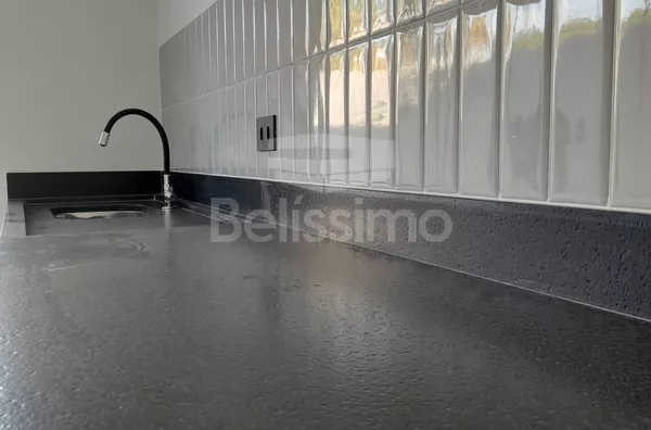 Casa com fino acabamento no Bairro Santos Dumond, excelente localização. Contendo 03(três) quartos, sendo uma suíte, 01(uma) sala, 01(uma) cozinha ampla, 02(dois) banheiros, lavanderia  e garagem coberta.