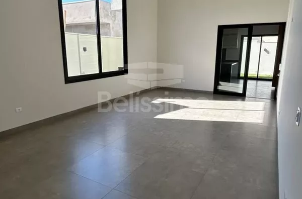 Casa com excelente localização no Condomínio Portal das Águas. Casa com 03(Três) quartos, sendo todos com suíte, 01(uma) sala com pé direito alto,  01(uma) cozinha com armários planejados, 1(uma) área gourmet, 04(quatro) banheiros, 01(uma) área de serviço