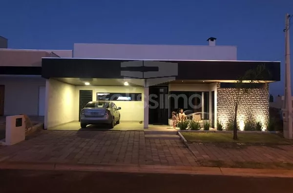 Linda Casa no condomínio Costa Leste . Casa com 03(três)  quartos, sendo 1 suíte com closet e ventilador de teto nos  outros 2 quartos,  Móveis Planejados em todos os quartos,  01(um) banheiro social  com planejados,  Todos Lavatórios c/ pedra esculpida e