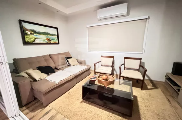 Belíssima casa de alto padrão. Casa contendo: 03 quartos, sendo uma suíte com closet, 02 banheiros, cozinha planejada, sala de TV, 01 jardim de inverno, área gourmet com planejado, lavanderia coberta e garagem p/ 3 carros.