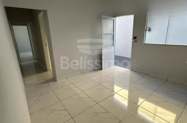 Casa com excelente localização no bairro Montanini. Casa de 2 quartos,  01(uma) sala de TV, 01 (uma) cozinha, (01) banheiro, 01 (uma) área de serviço coberta e garagem para 2 carros.