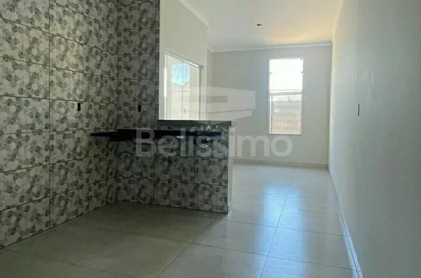 Casa com excelente localização 10 minutos do centro. Casa de 2 quartos,  01(uma) sala de TV, 01 (uma) cozinha, 01 (uma) área de serviço, 01 (um) banheiro e com garagem para 2 carros.  Construção 64m²