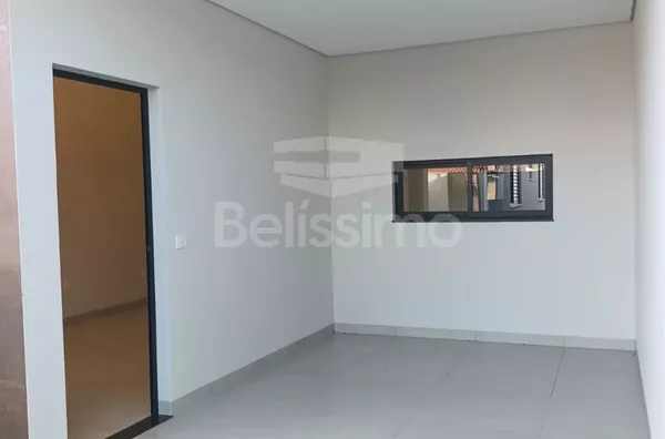 Casa com excelente localização no Jardim Ipacarai. Casa Contendo:  02 (Dois) Quartos, sendo 01 (Uma) Suíte, 01 (Uma) Sala com pé direito amplo, 01 (Uma) Cozinha integrada, 02 (Dois) Banheiros, 01 (Uma) Área de serviço coberta, Garagem para 02 carros