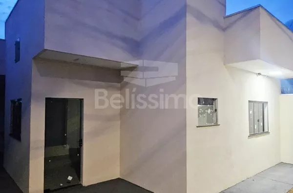 Casa localizada no bairro Parque São Carlos. Contendo 2 (dois) quartos, sendo 01 (um) suíte, 02 (dois) banheiros, 01 (uma) sala de estar, 01 (uma) cozinha, 01 (uma) lavanderia e com garagem