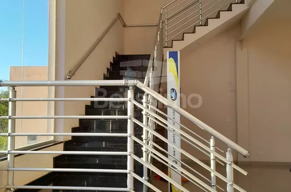 Barracão Contém 12 placas solares,  Média de 1.320 m2 de área construída. Equivalente a 3 terrenos de 12,06 × 30, Uma garagem ampla para carros e caminhões (a garagem não é coberta), Consta também na parte inferior de 4 banheiros sendo 2 adaptados para de