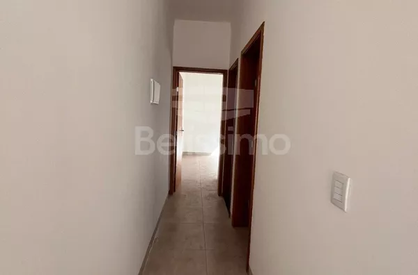 Casa com excelente localização no Loteamento OT. Casa de 2 quartos,  01(uma) sala de TV, 01 (uma) cozinha, (01) banheiro, 01 (uma) área de serviço coberta e garagem para 1 carro.