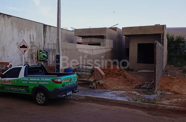 Casa bem localizada no Jardim Santa Luzia, poucos minutos da lagoa, contendo 2 quarto(s) sendo 1 suíte, sala, linda cozinha, banheiro social, lavanderia coberta, garagem.