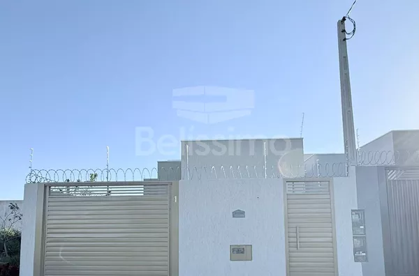 Casa com excelente localização 10 minutos do centro. Casa com 02 (dois) quartos, sendo 01 (um) suíte, 02 (dois) banheiros, 01 (uma) sala de estar, 01 (uma) cozinha, 01 (uma) lavanderia e com garagem.